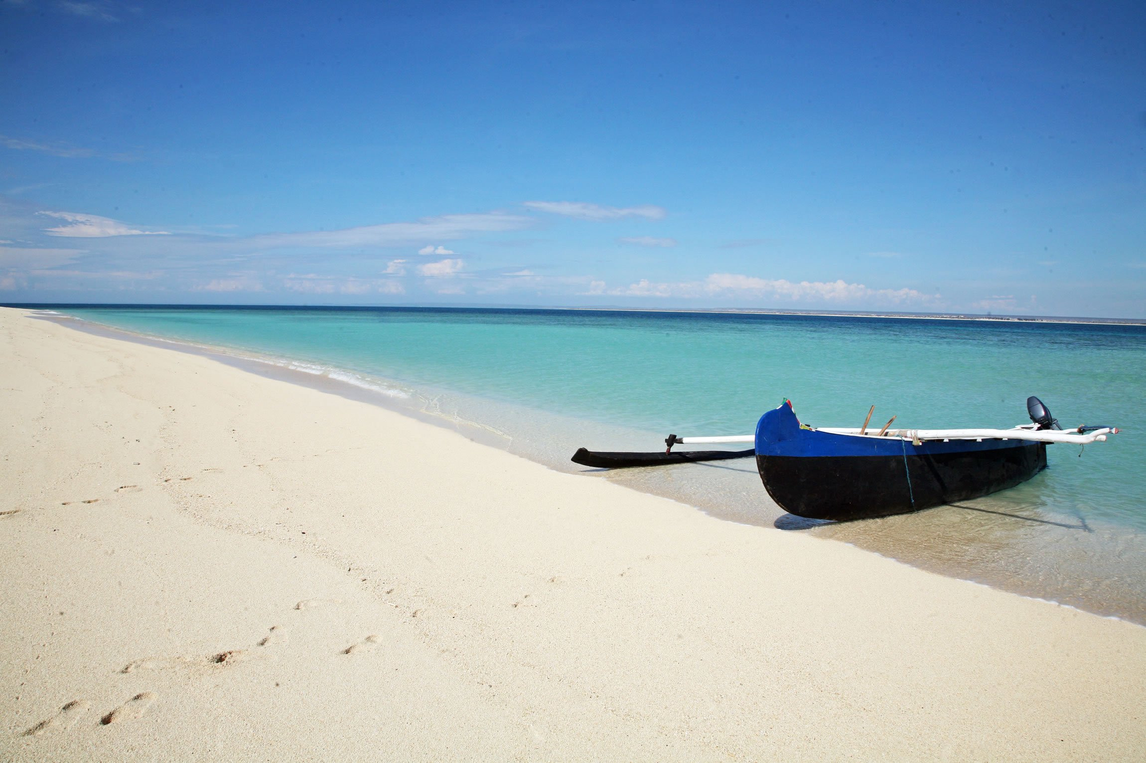 Nosy Ve Reef And Rainforest Tours   Madagascar Wildlife Tours Nosy Ve Pirogue 