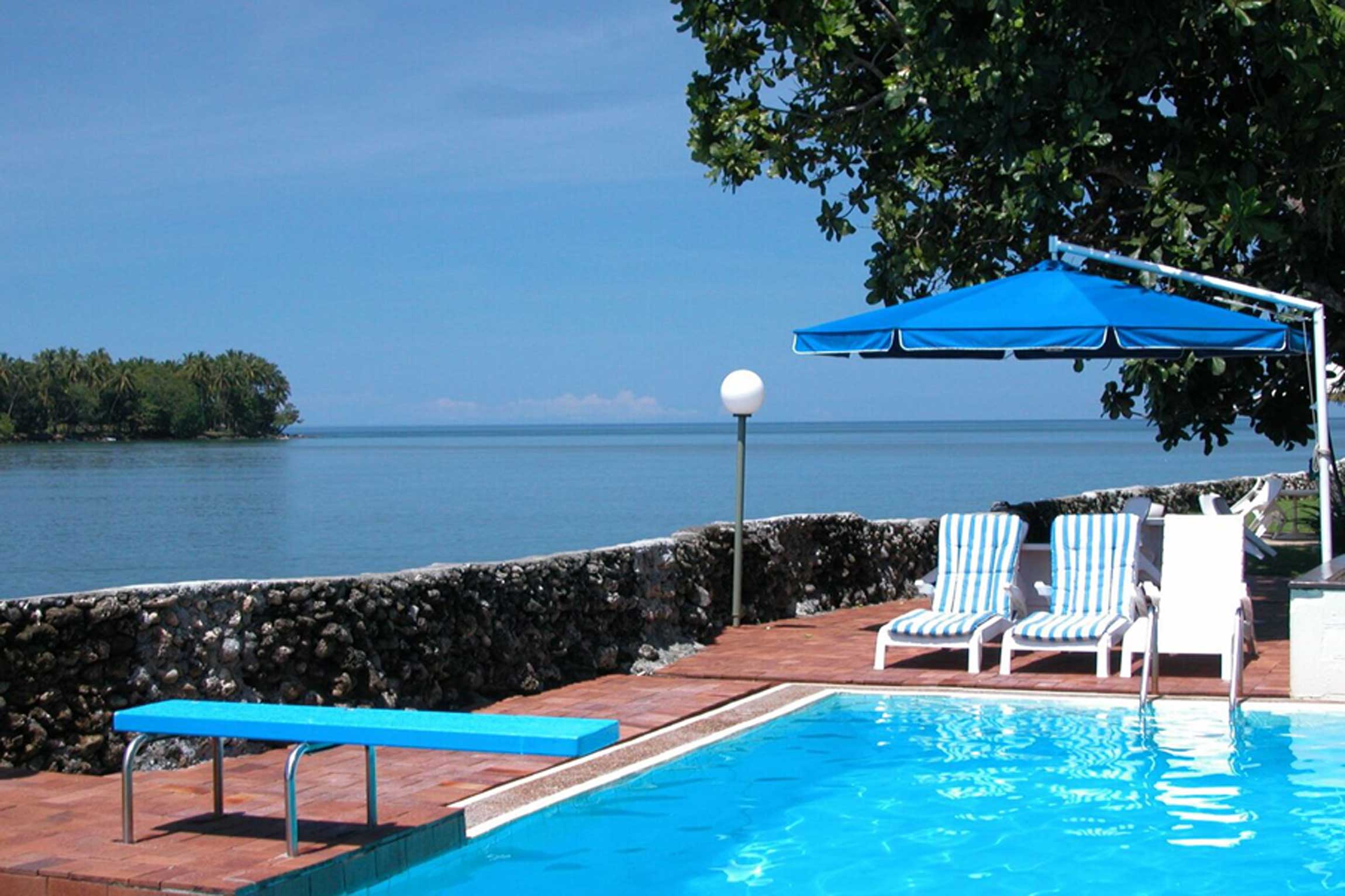 Madang Resort Hotel - Reef and Rainforest Tours